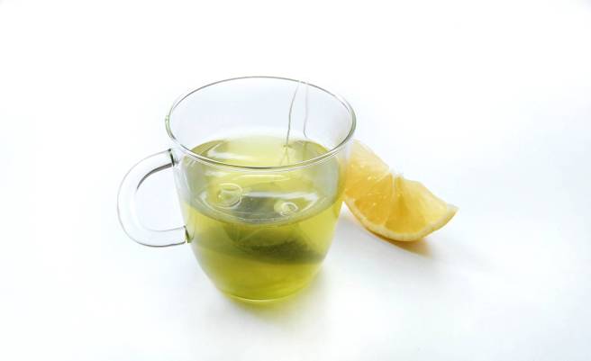 green tea with lemon slice